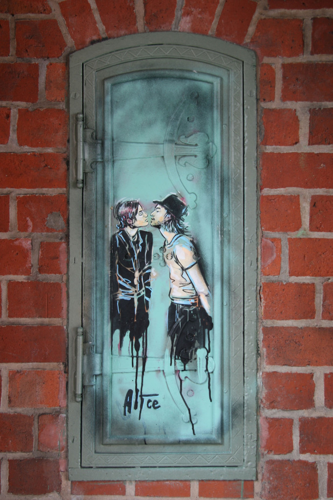 Kiss Me You Fool: Street Art by AliCé (Alice Pasquini) in Berlin