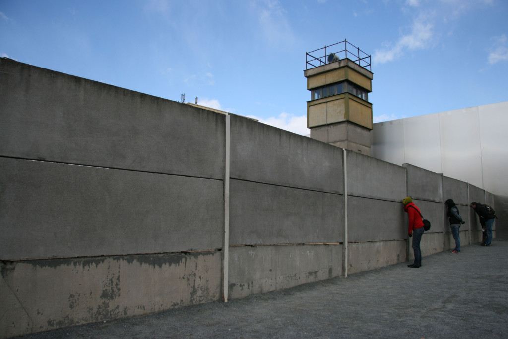 Die Berliner Mauer und Wachturm an der Gedenkstätte Berliner Mauer
