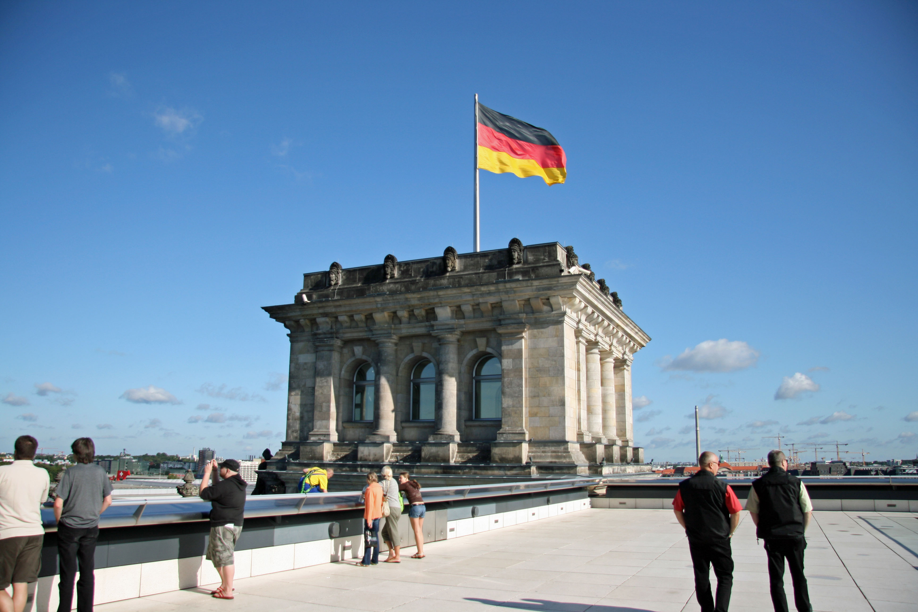Германию сливают. Германия Берлин флаг. Флаг Германии на Рейхстаге. Германия флаг на улице. Германия фон.