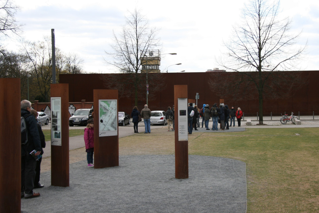 Das Gedenkstättenareal und Audiokommenarsäule an der Gedenkstätte Berliner Mauer
