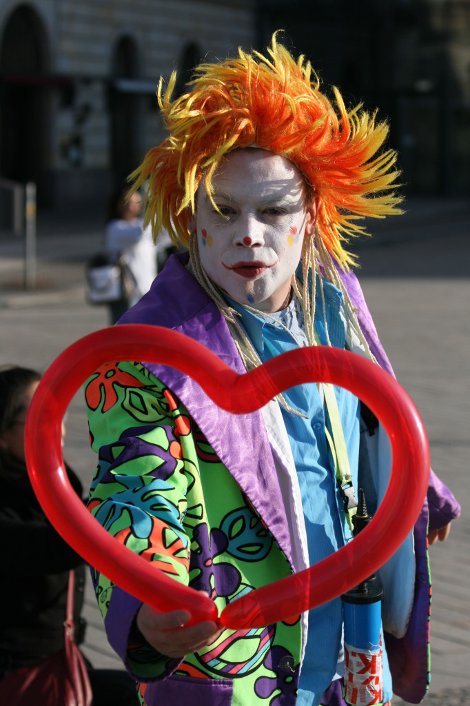 More Love in Berlin – A Berlin street entertainer makes hearts form balloons in front of the Brandeburg Gate