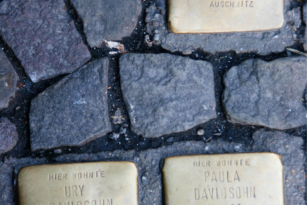 Stolpersteine 17: In memory of Anita Bukofzer, Ury Davidsohn, Paula Davidsohn (Entrance to Die Hackesche Höfe – Rosenthaler Strasse) in Berlin