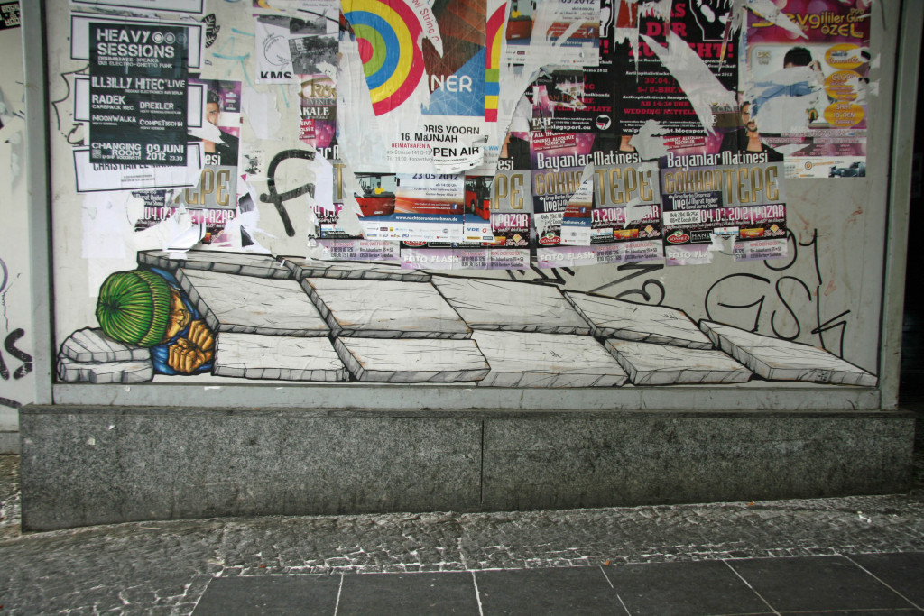 Sleeping Into The Streets: Street Art by ALANIZ in Berlin