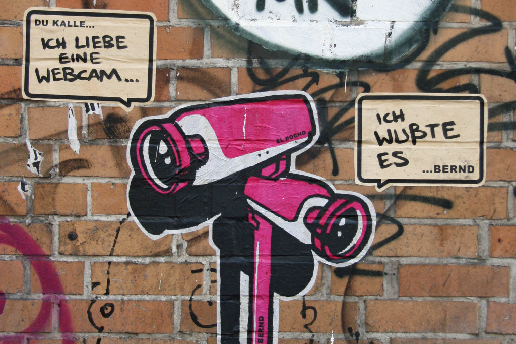 Kalle und Bernd "Ich liebe eine Webcam" "Ich wuste es": Street Art by El Bocho in Berlin