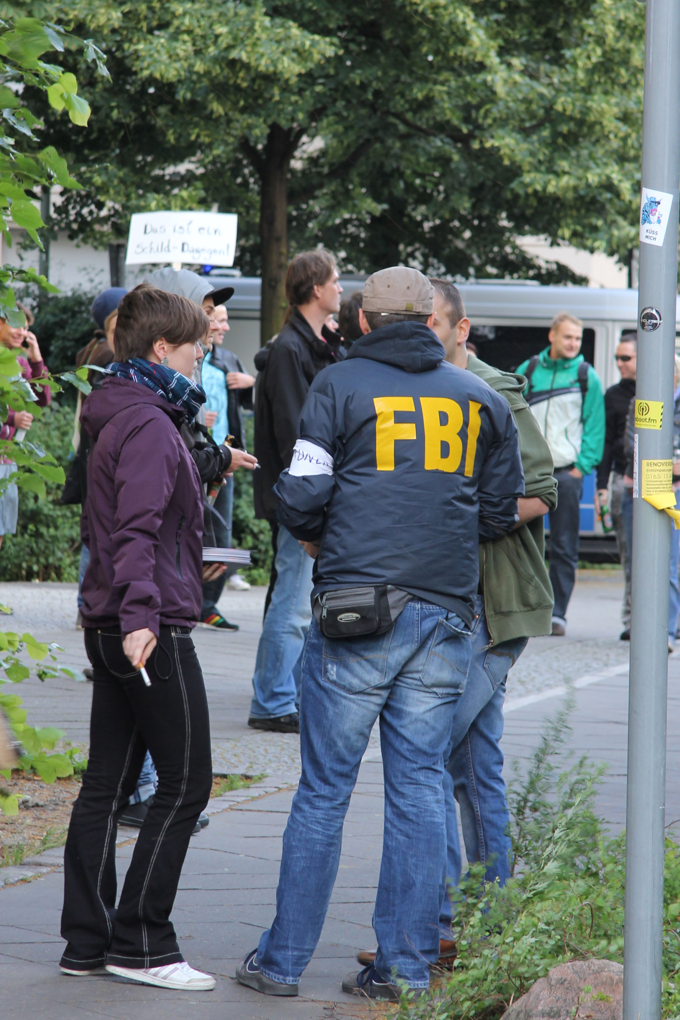 A steward in an FBI jacket at the GEMA protest at the Kulturbrauerei in Berlin