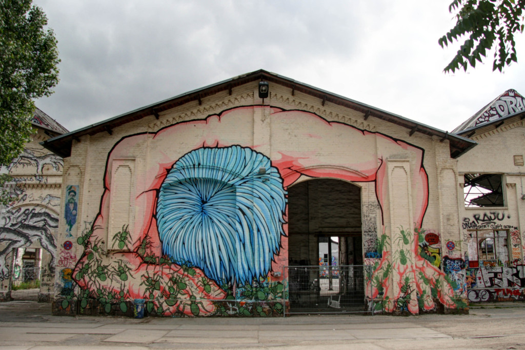 Sleeping Giant: Street Art by ALANIZ in Berlin