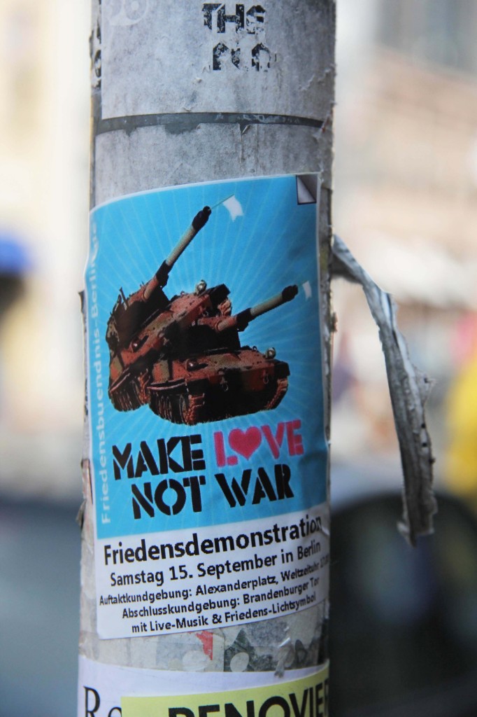 Make Love Not War: Sticker in Berlin
