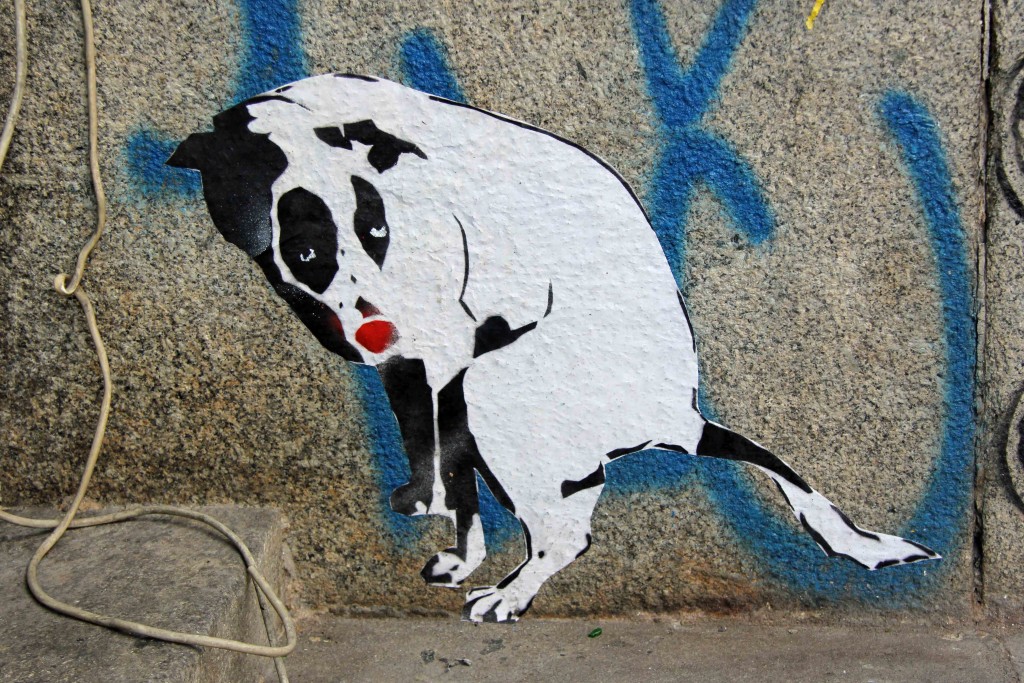 Crouching Dog - Street Art by MIMI The ClowN in Berlin