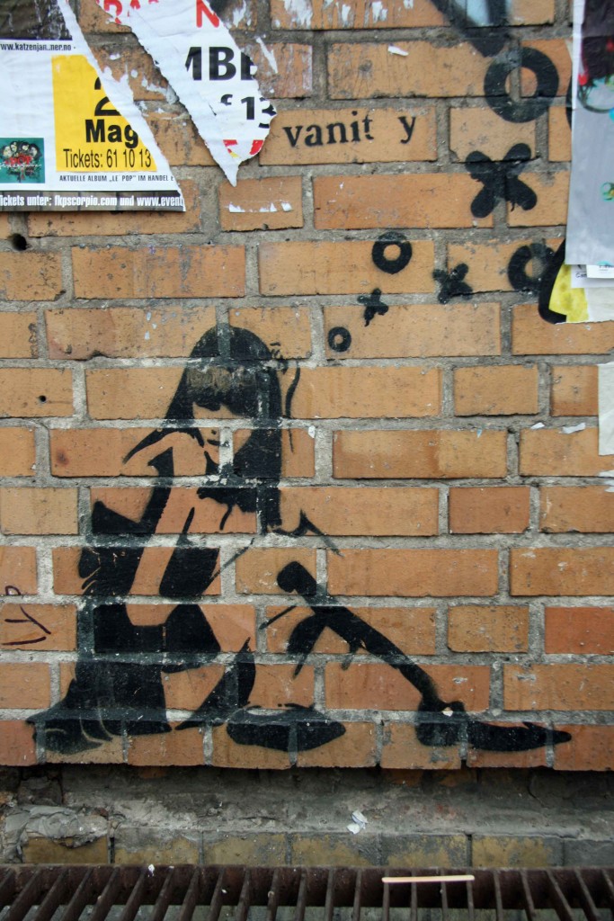 Sitting - Street Art by XOOOOX in Berlin