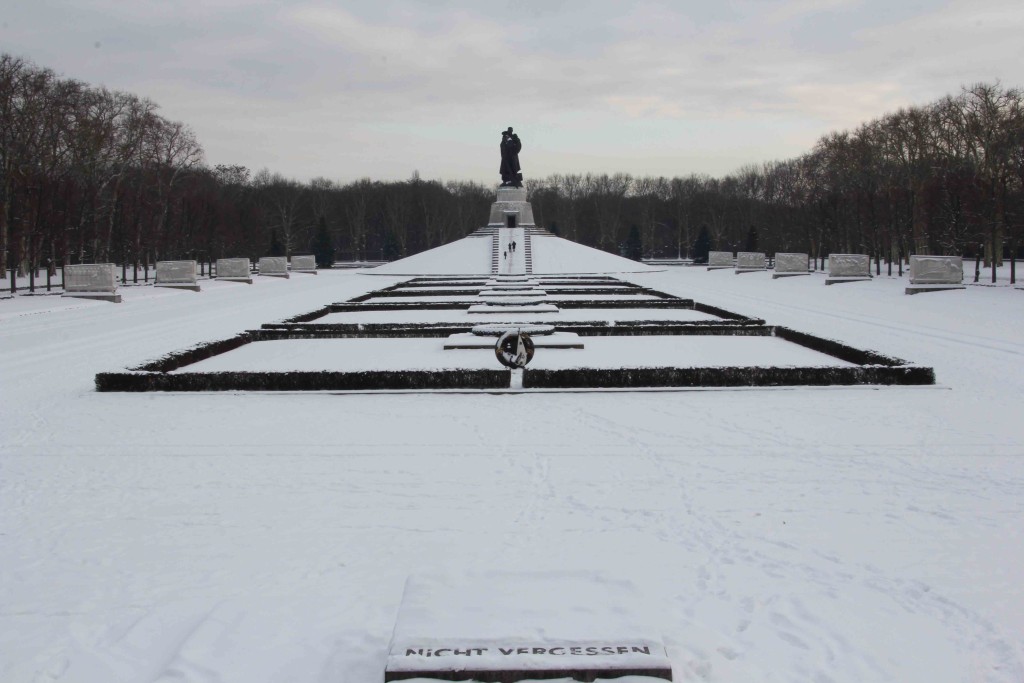 Nicht Vergessen at the Soviet War Memorial in Treptower Park in Berlin