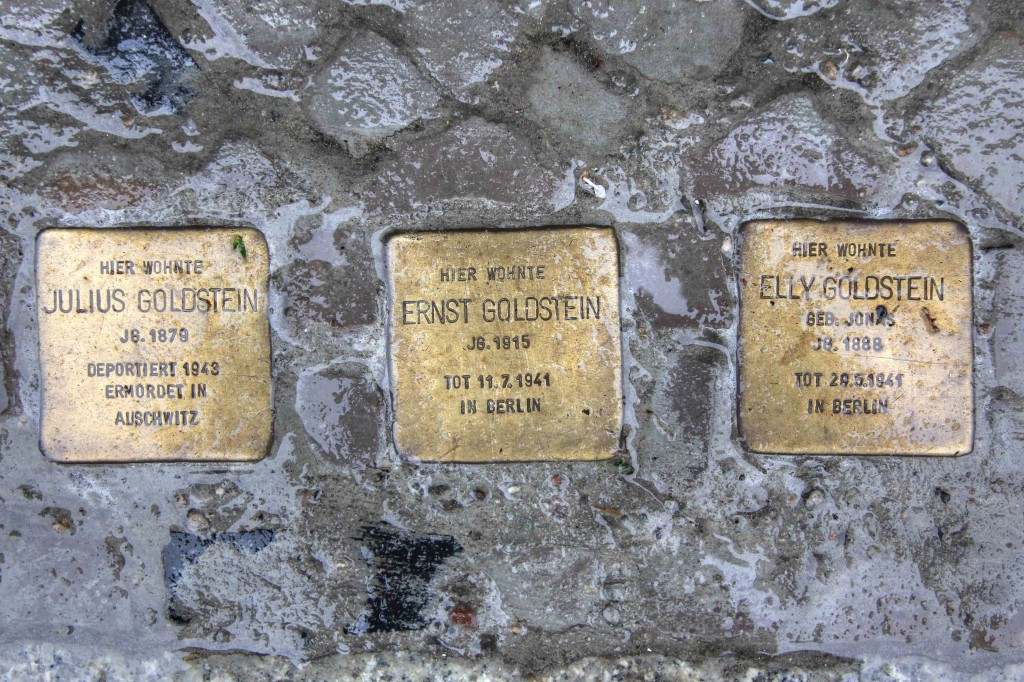 Stolpersteine Berlin 158: In memory of Julius Goldstein, Ernst Goldstein and Elly Goldstein (Niebuhrstrasse 67)