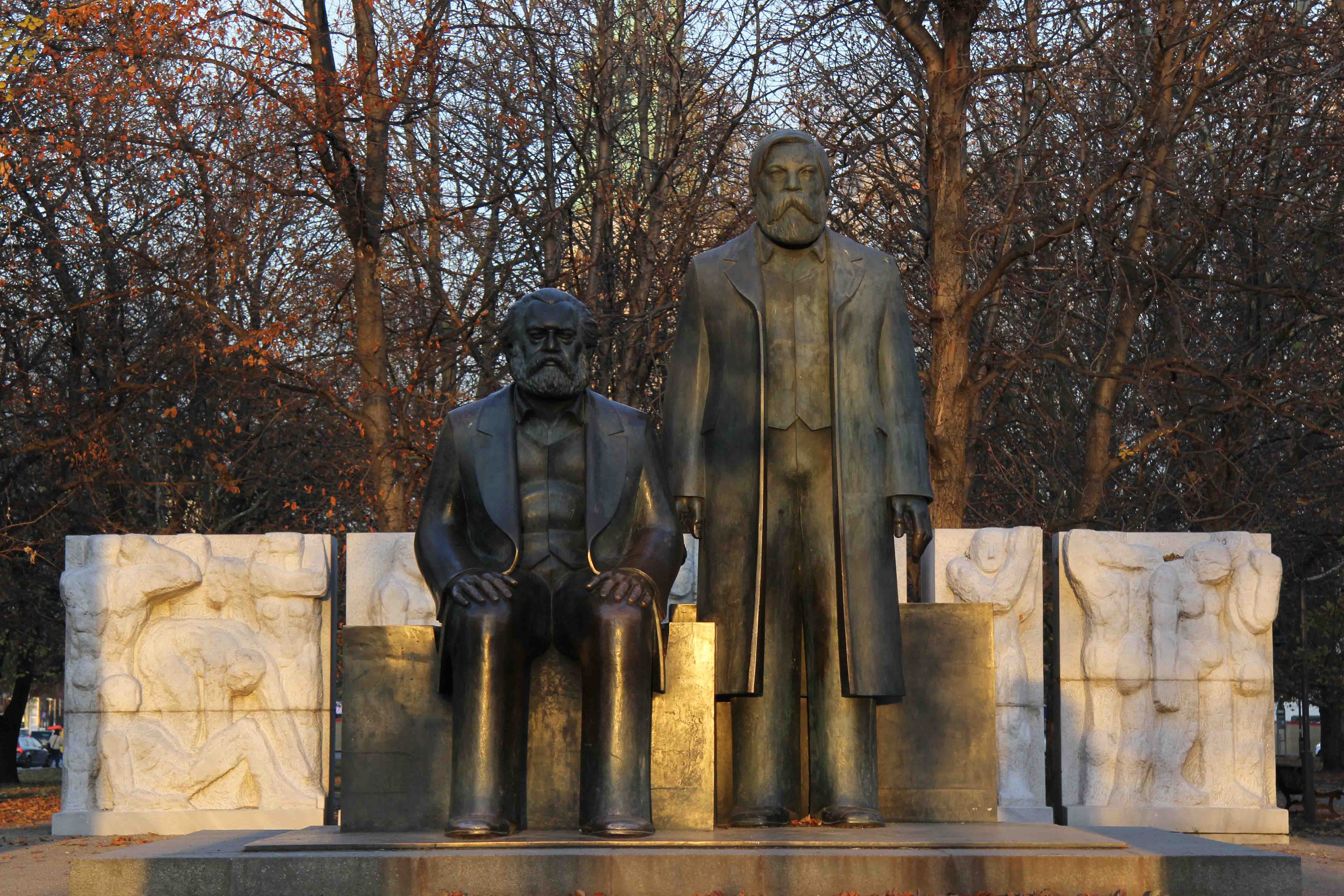 Marx-Engels-Forum Berlin - statue of Karl Marx and Friedrich Engels