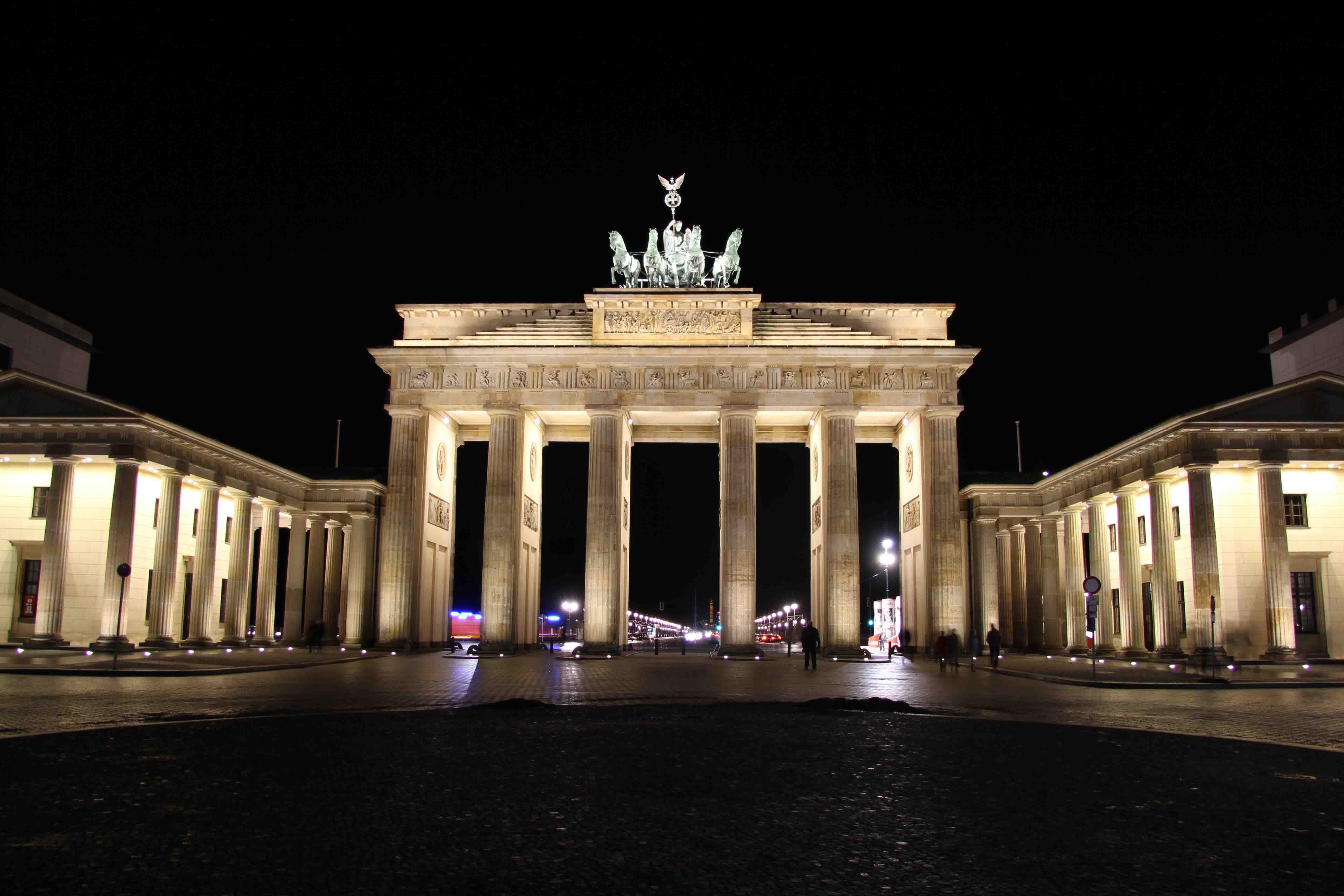 Snapshot: Brandenburger Tor - The Brandenburg Gate At Night - Berlin Love