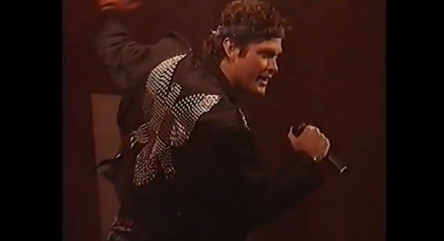 David Hasselhoff – Looking For Freedom (Live in Berlin) sung on the Berlin Wall on New Year's Eve 1989