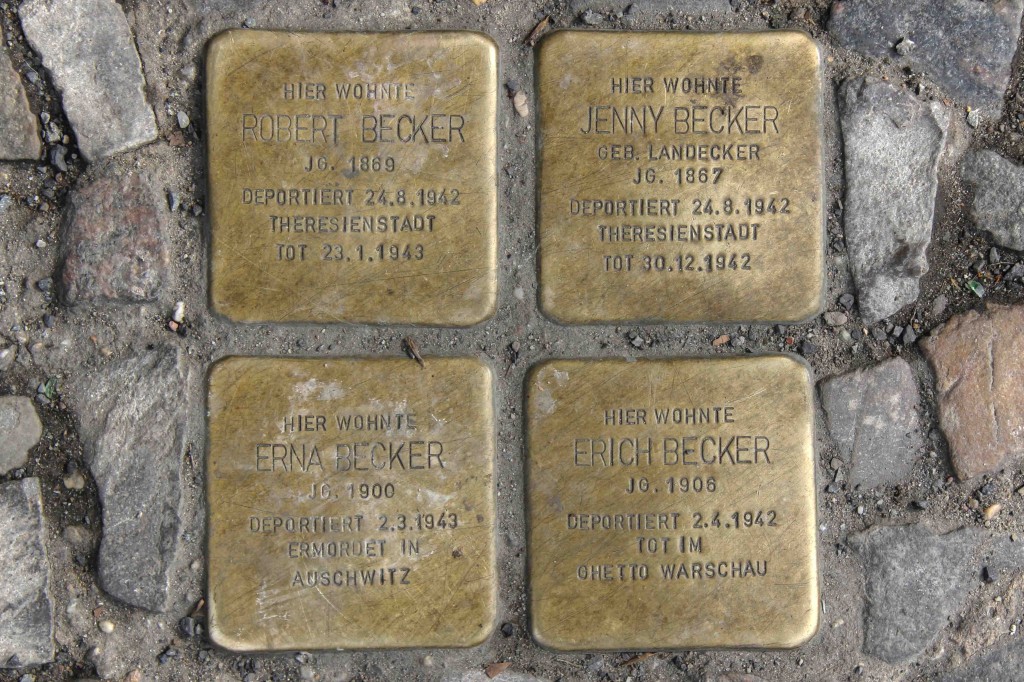 Stolpersteine Berlin 199: In memory of Robert Becker, Jenny Becker, Erna Becker and Erich Becker (Warschauer Strasse 61)