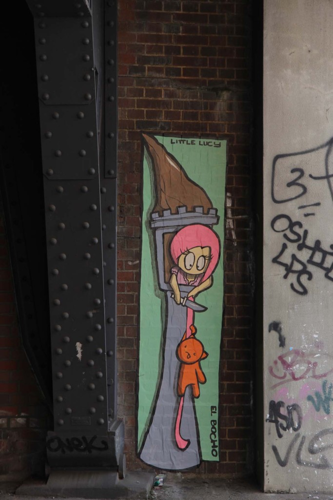 Little Lucy Hanging Kitti - Street Art by El Bocho in Berlin