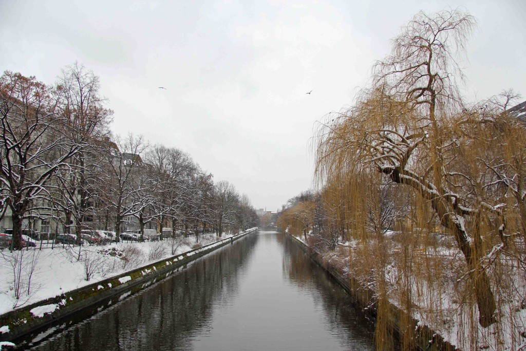 The Landwehrkanal from Hobrechtbrücke on a snowy Berlin day