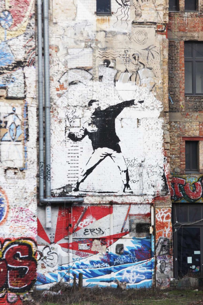 Flower Chucker / Flower Thrower - Street Art von Banksy im Hinterhof des ehemaligen Kunsthaus Tacheles in Berlin