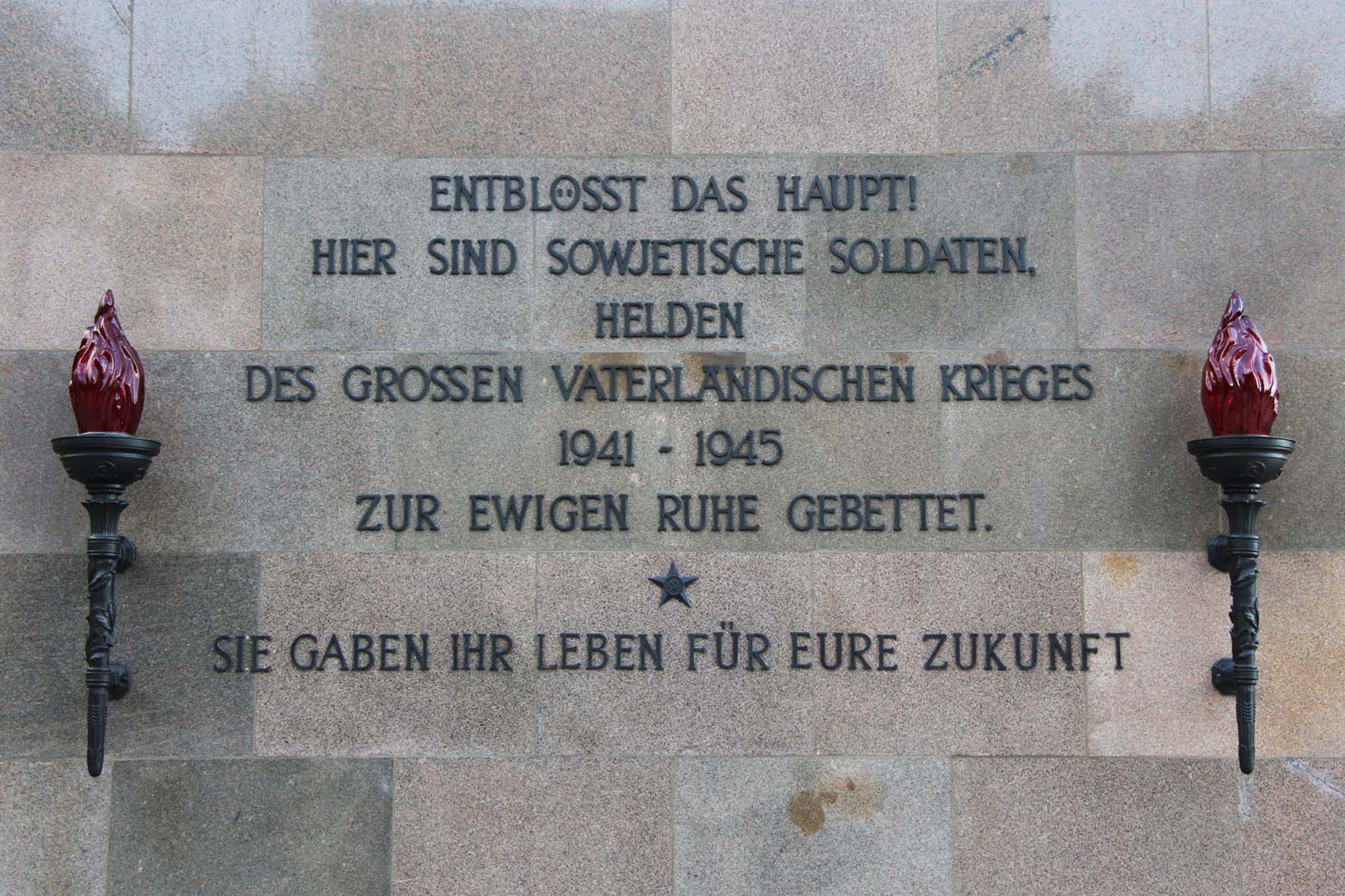 Deutsche Beschriftung an dem Sowjetischen Ehrenmal Schönholzer Heide in Berlin