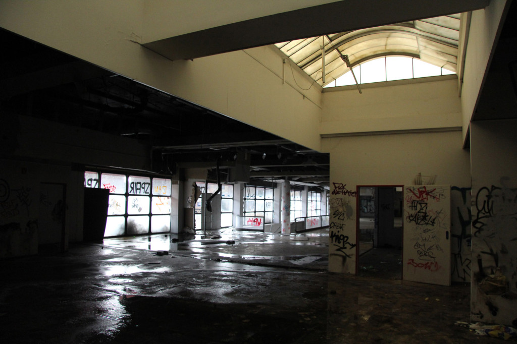 Inside Einkaufszentrum Cité Foch - an abandoned shopping centre in Berlin