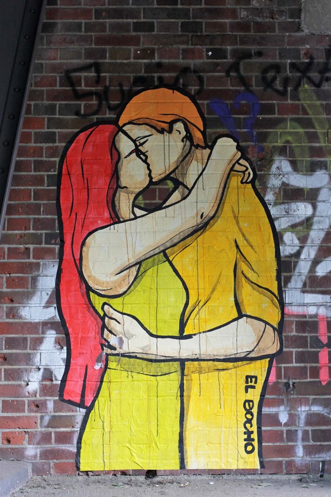 Kissing - Street Art by El Bocho in Berlin