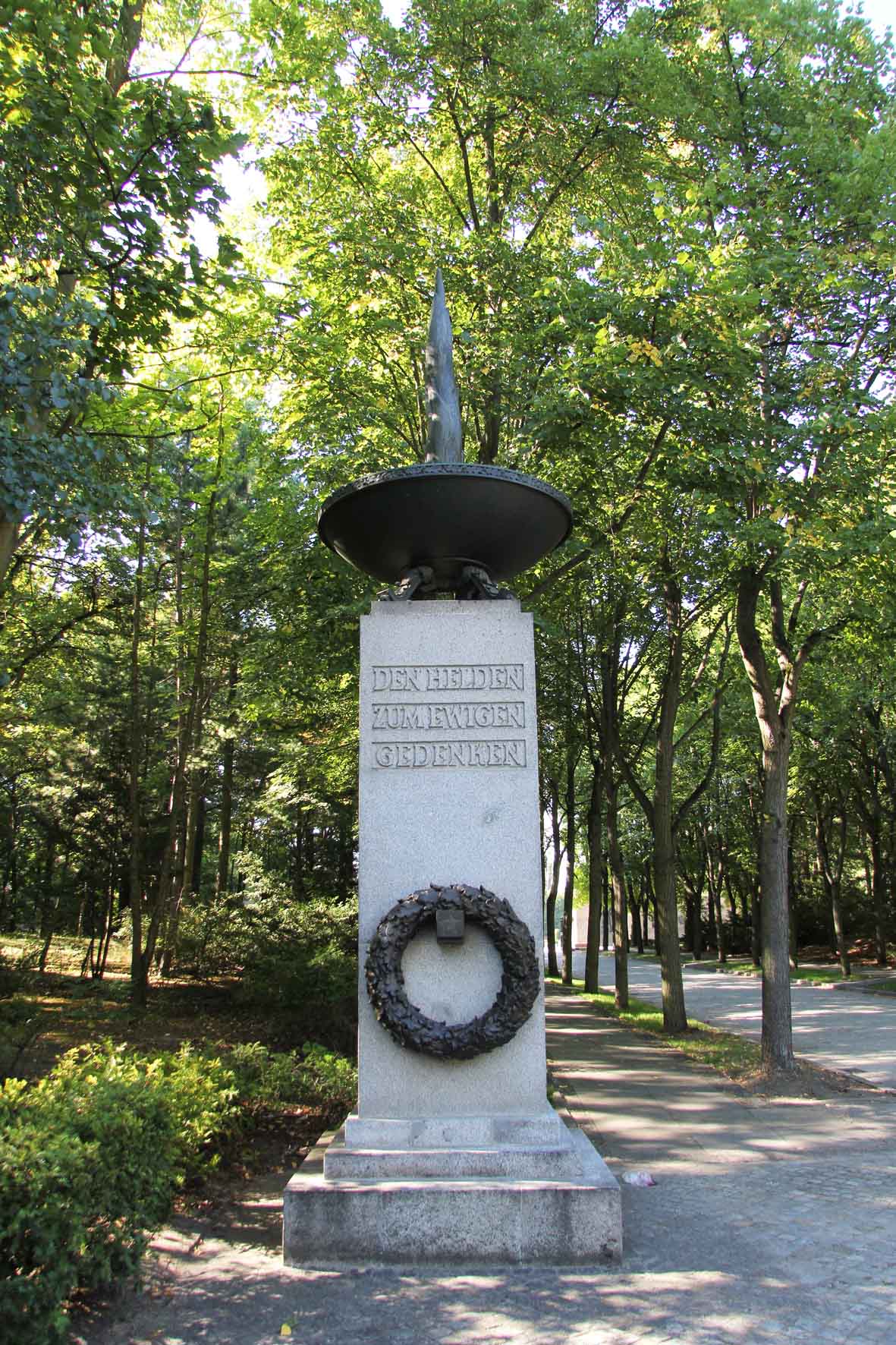 Eine Säule am Eingang zum Sowjetischen Ehrenmal Schönholzer Heide in Berlin