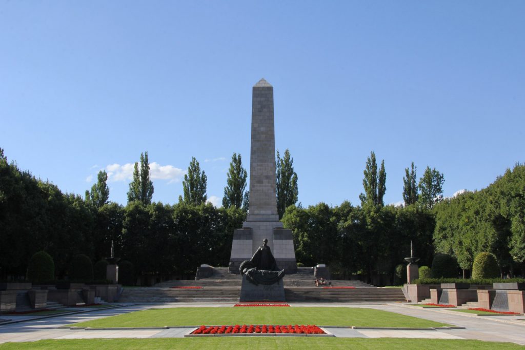 Soviet Memorial in Schönholzer Heide in Berlin 001