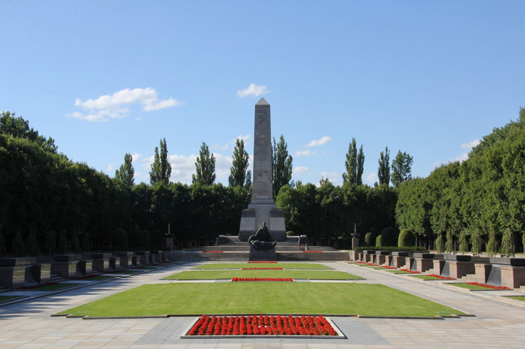 Soviet Memorial in Schönholzer Heide in Berlin 003