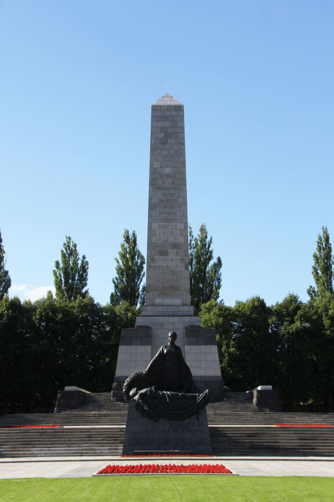 Soviet Memorial in Schönholzer Heide in Berlin 004