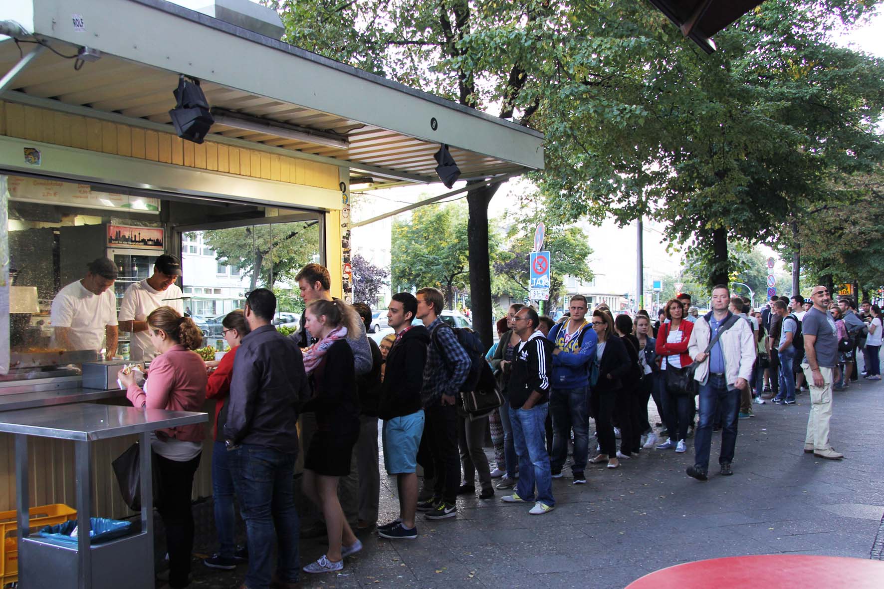 The-queue-at-Mustafas-Gem%C3%BCse-Kebap-in-Berlin-002.jpg