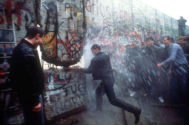 Anthony Suau - Iconic Photo of the Fall of the Berlin Wall
