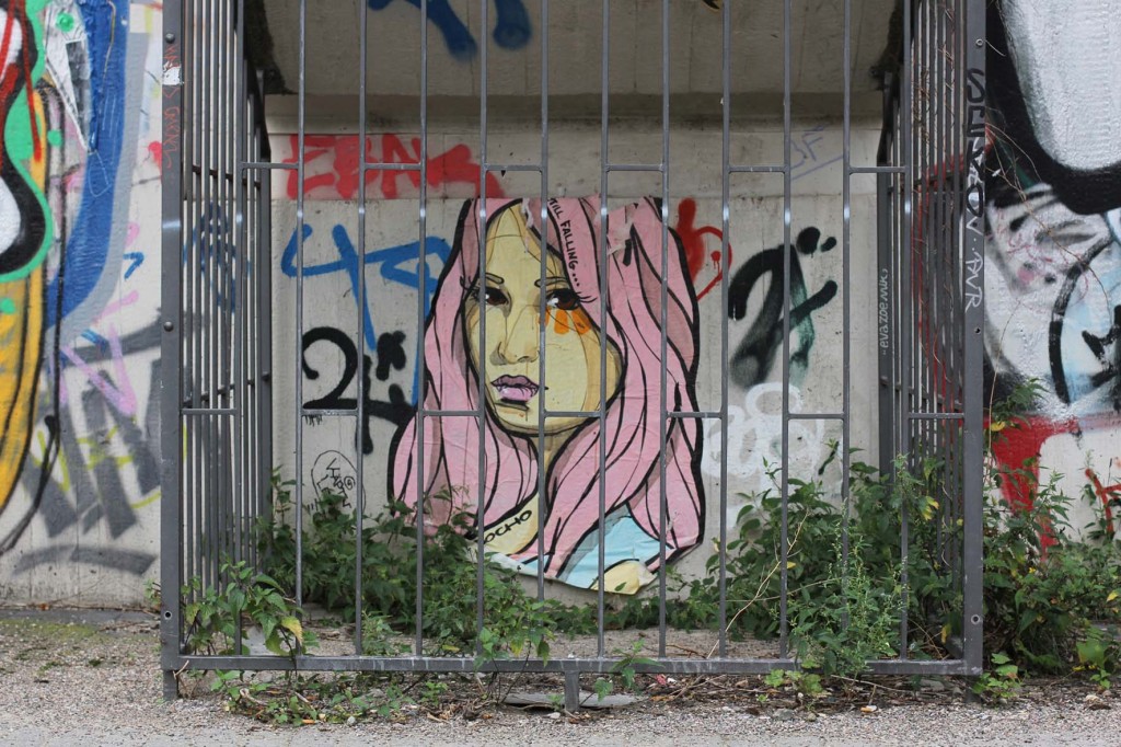 Still Falling - Street Art by El Bocho in Berlin