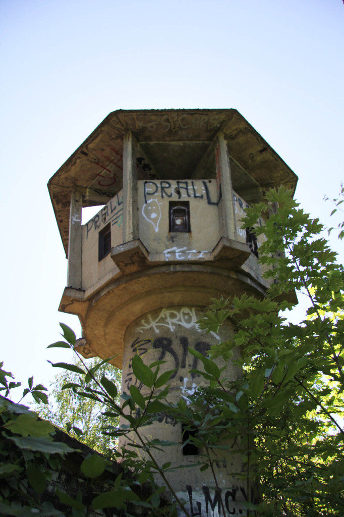 Ein verlassener DDR-Ära-Wachturm in Berlin Weißensee