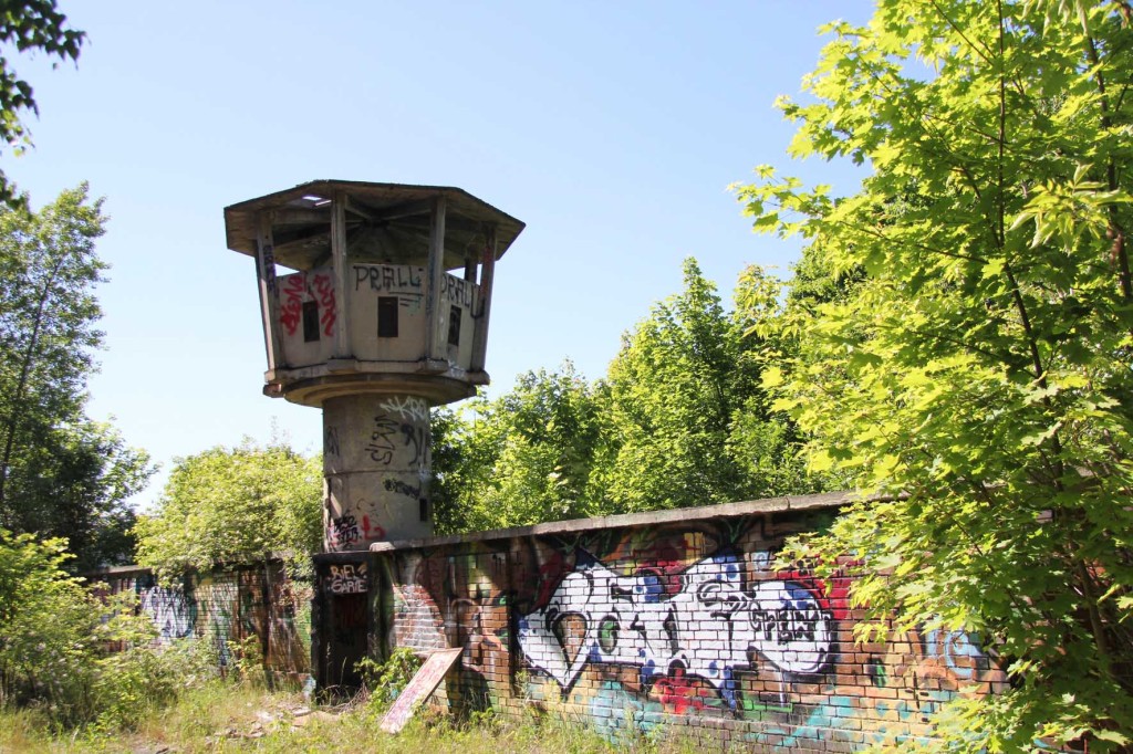 Ein verlassener DDR-Ära-Wachturm in Berlin Weißensee