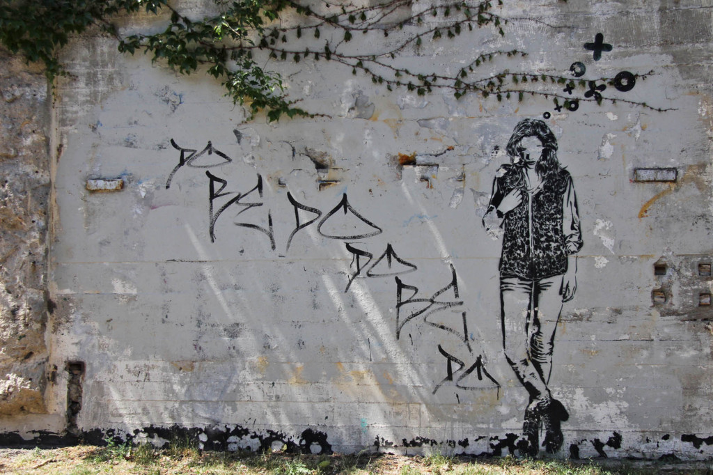 Standing Around - Street Art by XOOOOX in Berlin