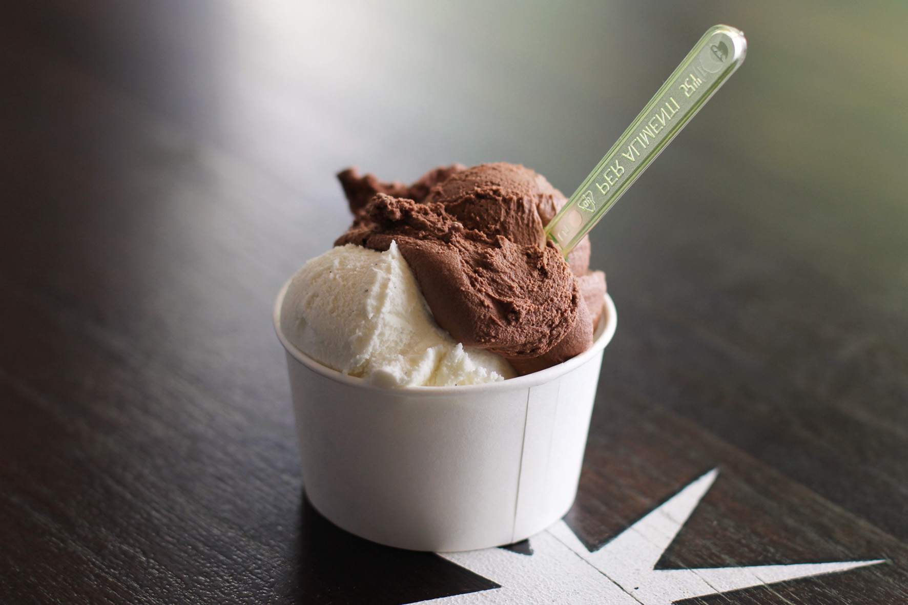 Мороженки 2. Bounty Ice Cream. Мороженое ваниль шоколад. Мороженое с сиропом. Шоколадное мороженое.