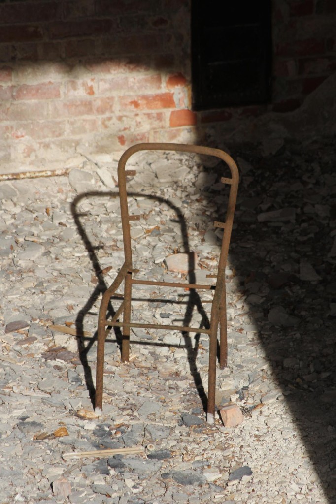 Ein Stuhl in der Ruine des Alpenhauses gesehen von dem Baumkronenpfad Beelitz-Heilstätten in der Nähe von Berlin