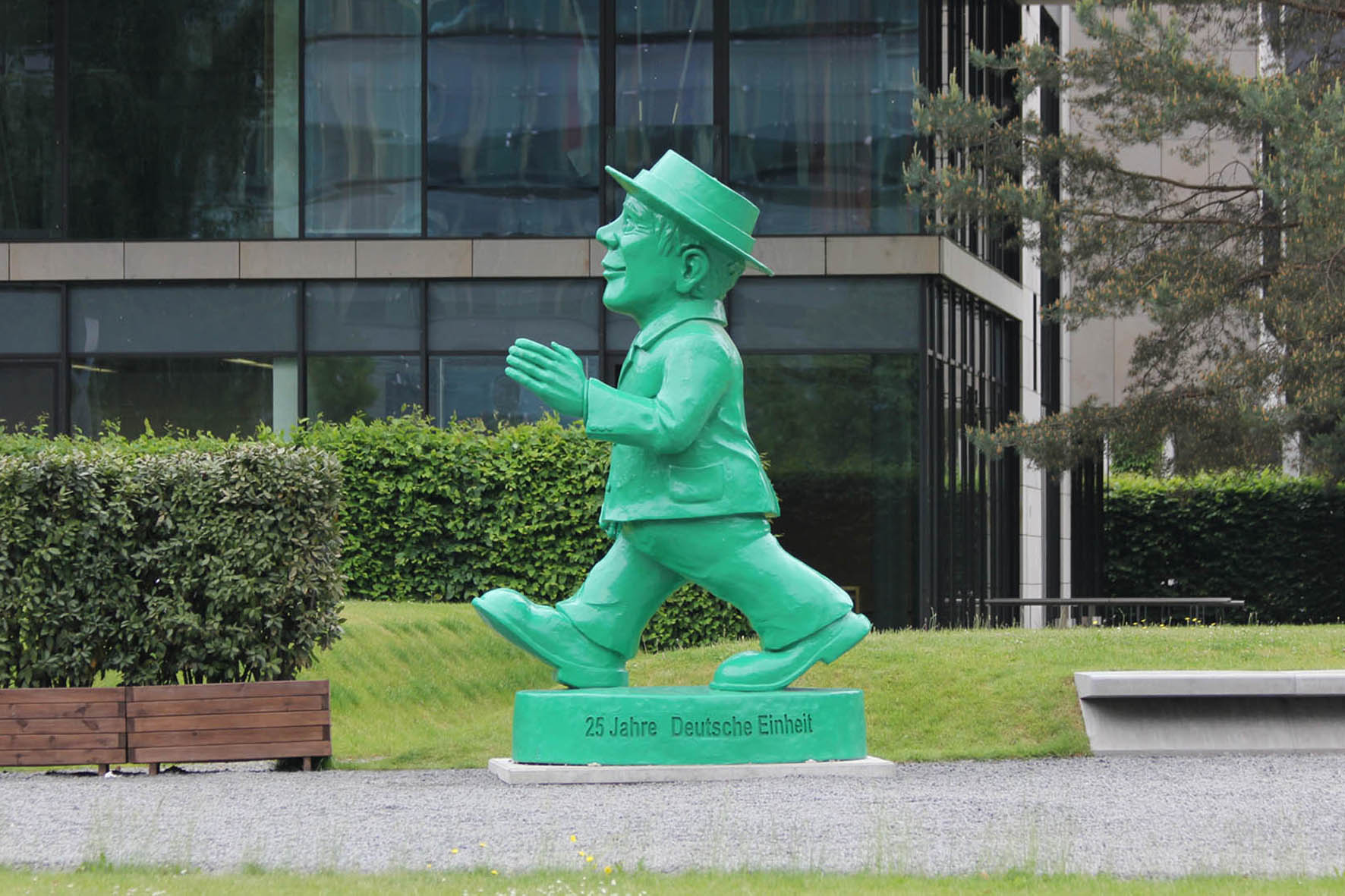 Die riesige Ampelmann Statue von Ottmar Hörl für das 25-jährige Jubiläum der deutschen Wiedervereinigung vor der Hessischen Landesvertretung in Berlin - Seitenansicht