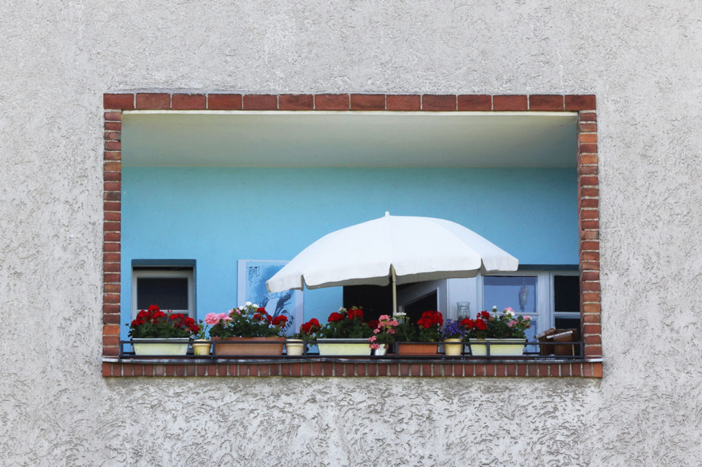 Balkon an der Hufeisensiedlung - eine der Wohnhaussiedlungen der Berliner Moderne der UNESCO Welterbeliste des Architekten Bruno Taut in Berlin