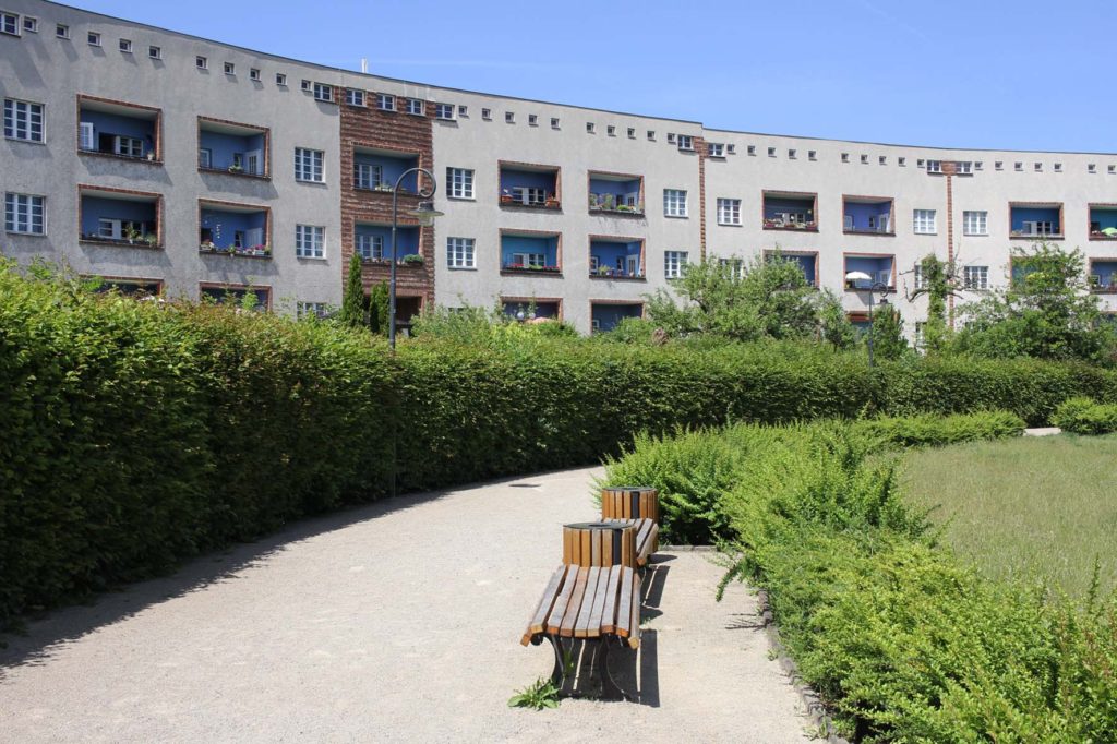 Bänke und ein Weg an der Hufeisensiedlung - eine der Wohnhaussiedlungen der Berliner Moderne der UNESCO Welterbeliste des Architekten Bruno Taut in Berlin