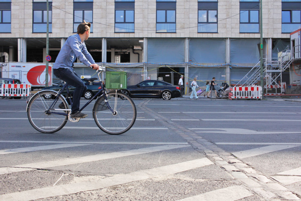 Ein Fahrrad nähert sich den doppelten Ziegelsteinen, die den ehemaligen Kurs der Berliner Mauer in der Nähe des Kaninchenfeldes von Karla Sachse - ein Denkmal für die Kaninchen, die auf dem Berliner Mauer-Todesstreifen lebten, an der Stelle eines ehemaligen Grenzübergangs auf der Chausseestraße in Berlin - markieren