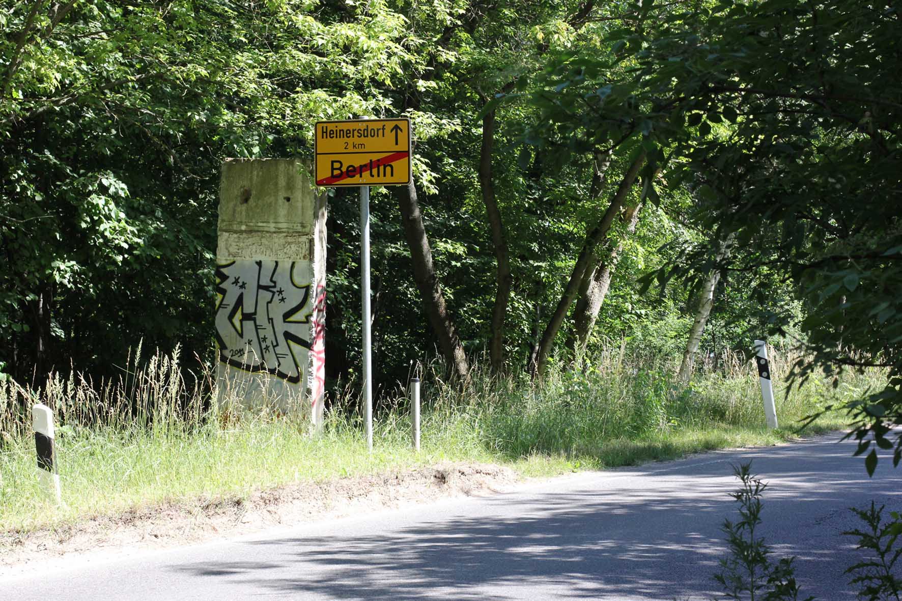 Die Berlin-Brandenburg Grenze und ein Stück der Berliner Mauer auf der Osdorfer Strasse an der Grenze Parks Range und Doughboy City - ein ehemaliger Truppenübungsplatz der US Army Berlin Brigade