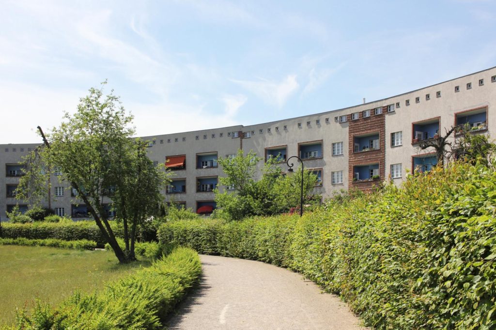 Wohnungen an der Hufeisensiedlung - eine der Wohnhaussiedlungen der Berliner Moderne der UNESCO Welterbeliste des Architekten Bruno Taut in Berlin