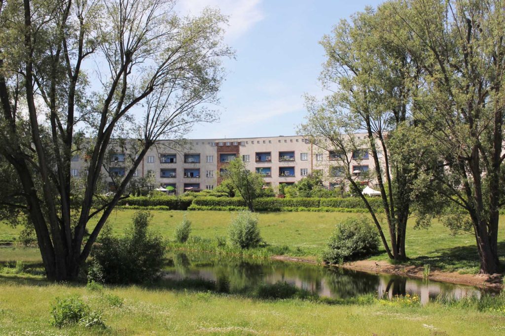 Teich an der Hufeisensiedlung - eine der Wohnhaussiedlungen der Berliner Moderne der UNESCO Welterbeliste des Architekten Bruno Taut in Berlin