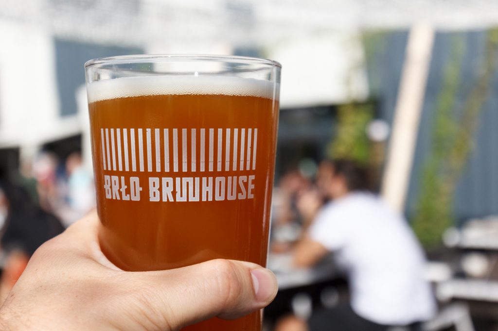 BRLO Pale Ale im Biergarten am BRLO Brwhouse - eine Craft Beer Brauerei, Bar, Restaurant und Biergarten am Rande des Park am Gleisdreieck in Berlin