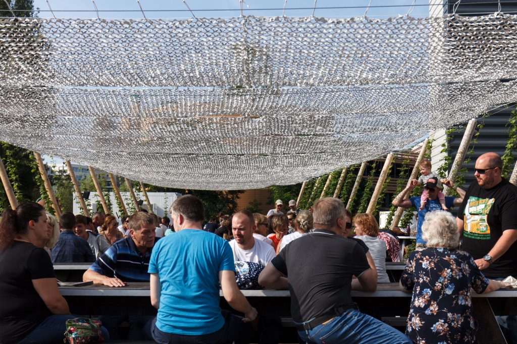 Das sonnige Wetter genießen im Biergarten am BRLO Brwhouse - a craft beer brewery, bar, restaurant and beer garden and the edge of Park am Gleisdreieck in Berlin