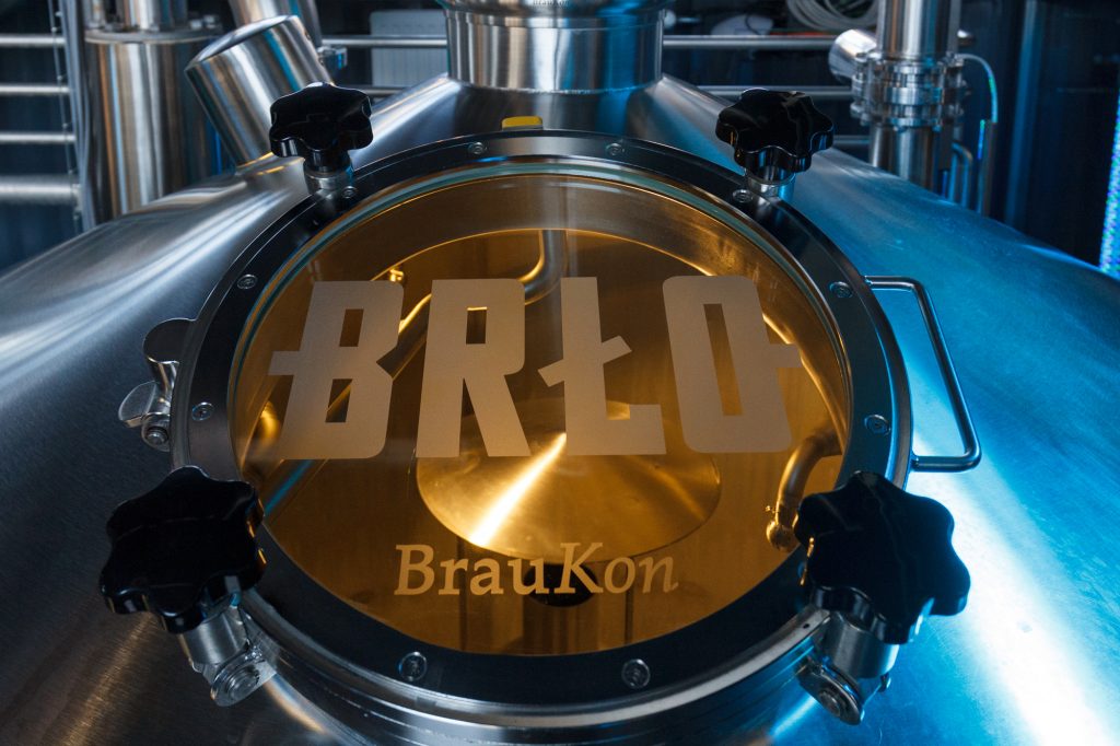Brauausrüstung und Fässer in der Brauerei im BRLO Brwhouse - eine Craft Beer Brauerei, Bar, Restaurant und Biergarten am Rande des Park am Gleisdreieck in Berlin