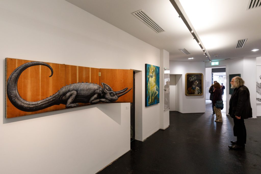 Ein Besucher bewundert Kunstwerke in der Natur Abteilung im Urban Nation Museum for Urban Contemporary Art in Berlin