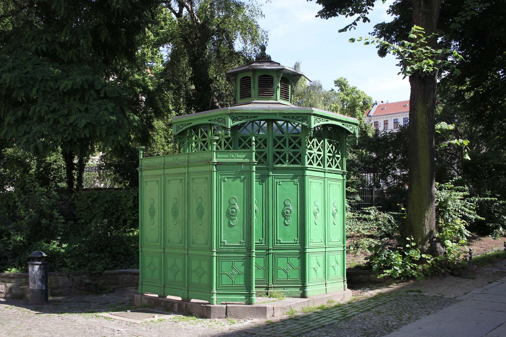 Café Achteck - Chamissoplatz - ein Exemplar von Berlin's klassischen grün-lackierten gusseisernen Bedürfnisanstalten aus dem 19. Jahrhundert