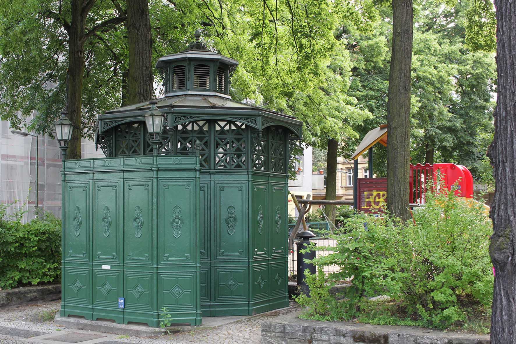 Café Achteck - Leuthener Platz - ein Exemplar von Berlin's klassischen grün-lackierten gusseisernen Bedürfnisanstalten aus dem 19. Jahrhundert